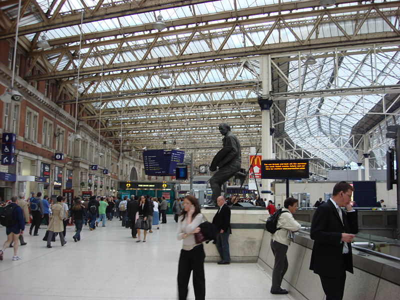 800px-waterloo_station_concourse.jpg